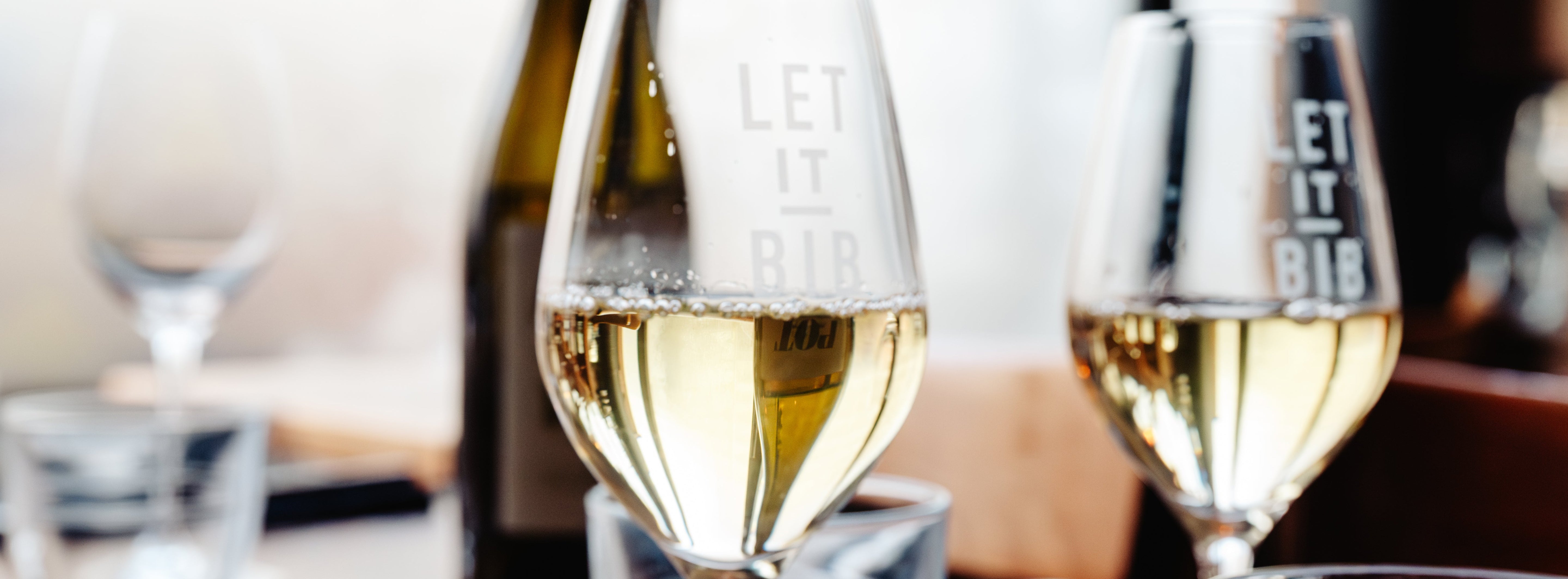 Verre de vin blanc sec en dégustation — panorama des styles et cépages de vin blanc