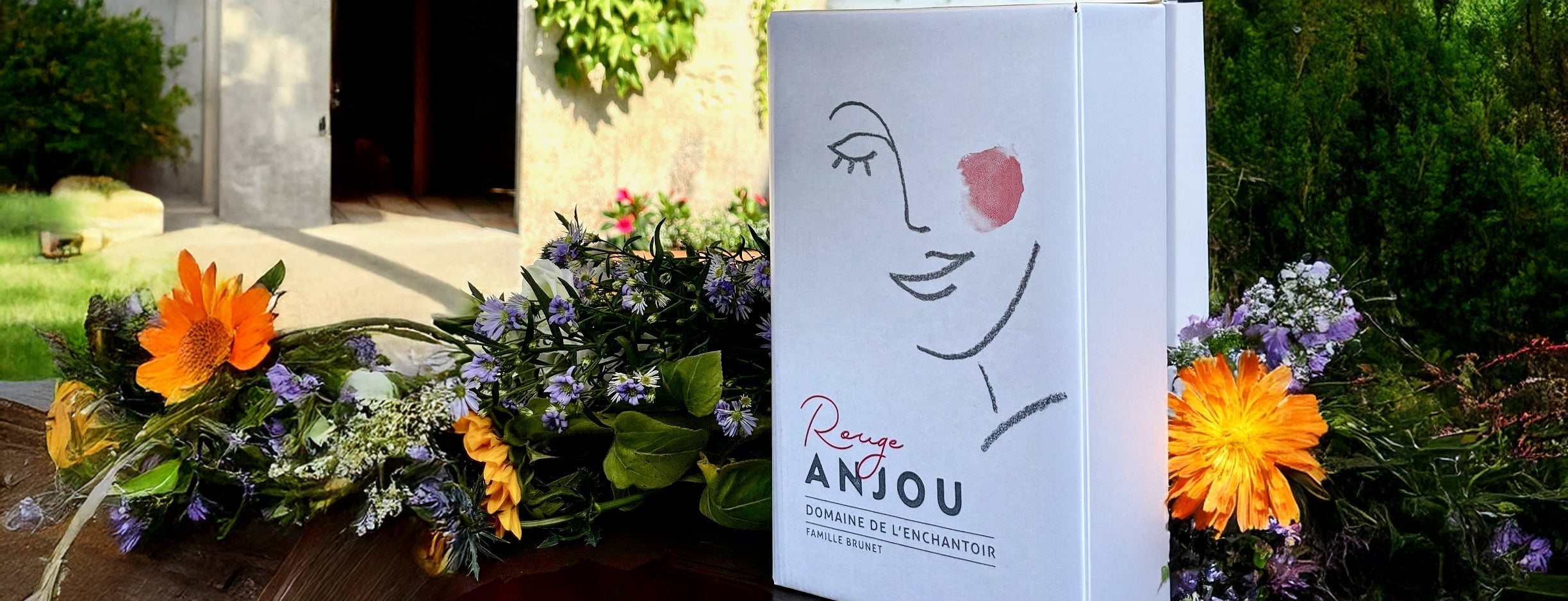 Cubi de vin rouge posé dans un jardin
