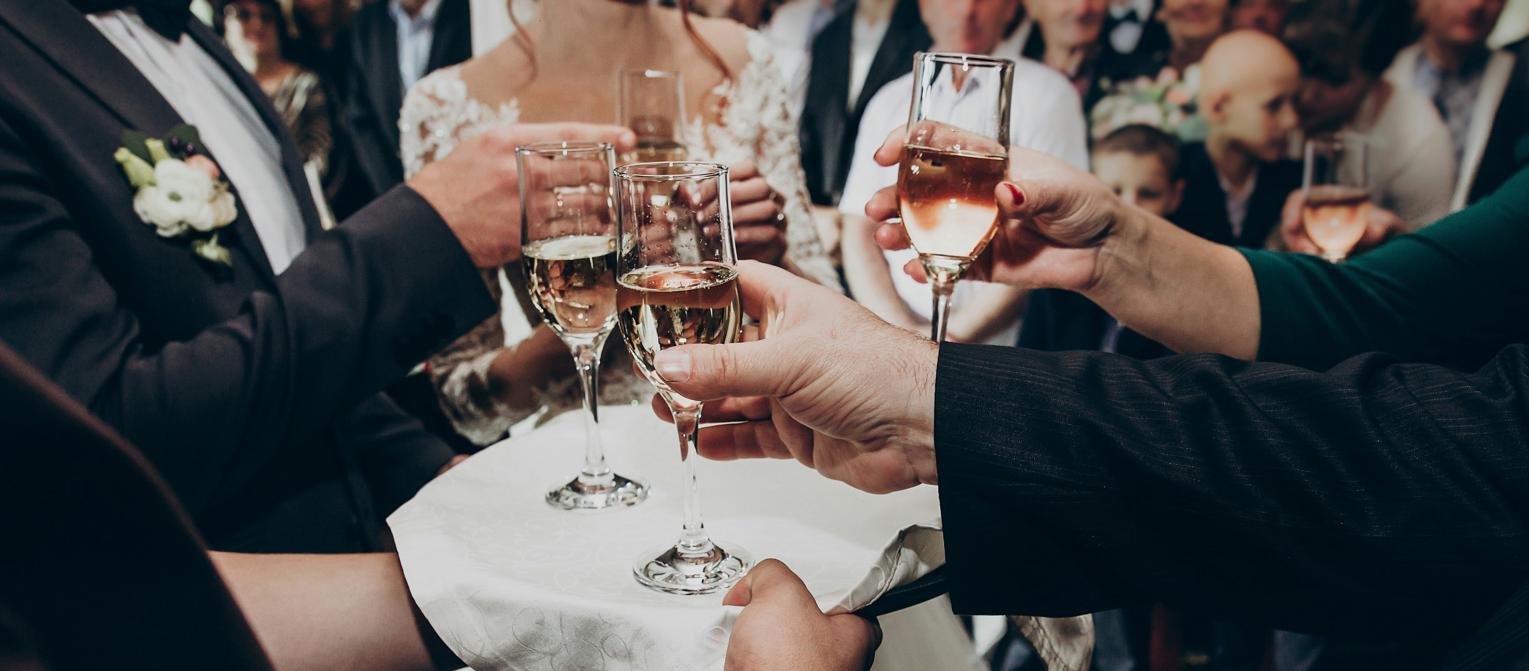 Verres de vin sur une table de mariage dressée — guide des quantités à prévoir pour un mariage