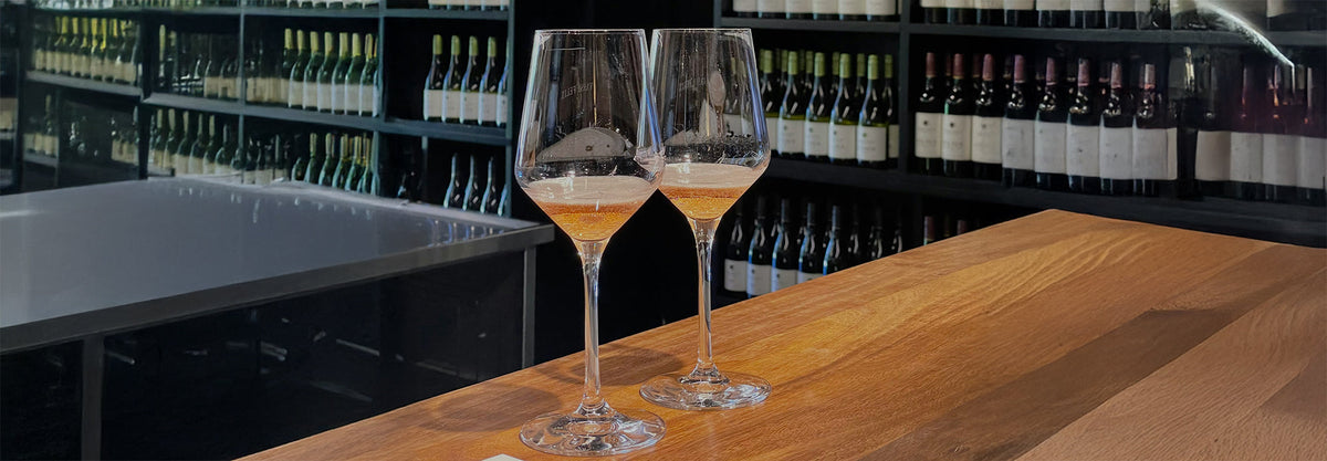 Comment servir un vin orange : température, carafage, verre