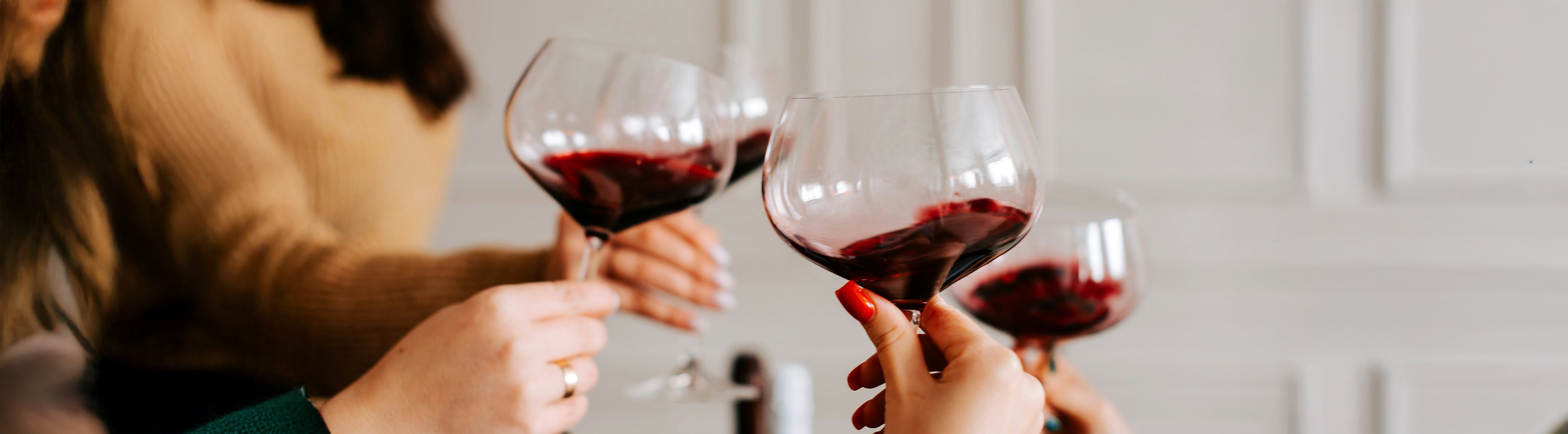 Pourquoi les arômes d’un vin évoluent-ils au fil des minutes dans le verre ?