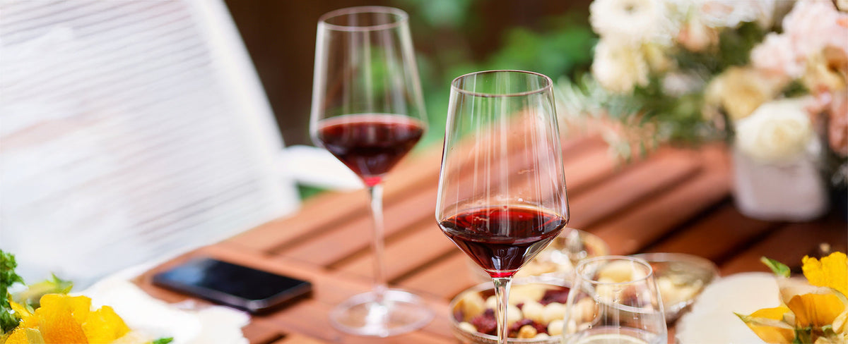 À quoi reconnaît-on un vin rouge léger sans le goûter ?