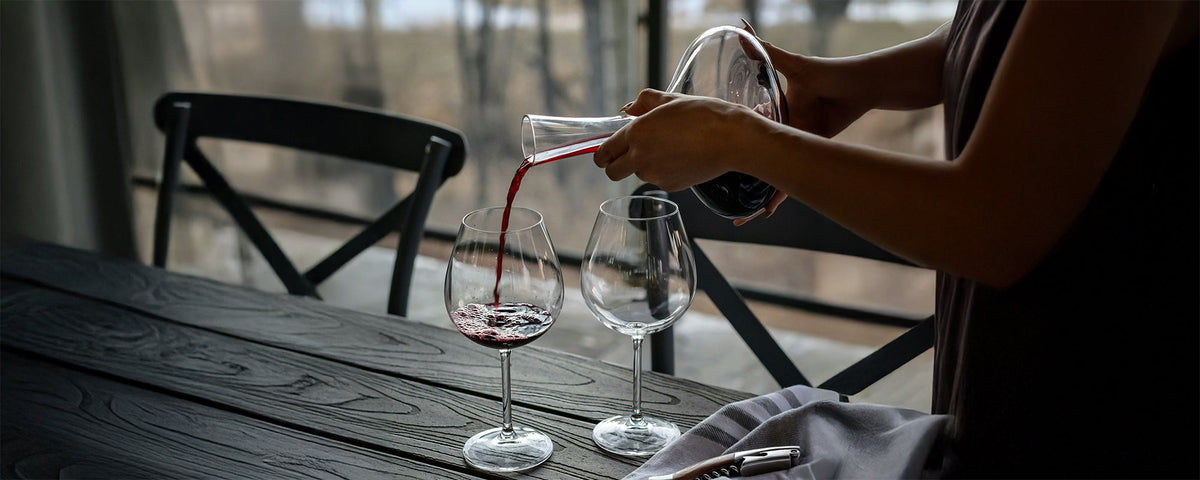 Carafer ou ne pas carafer un vin nature : le guide sans chichi